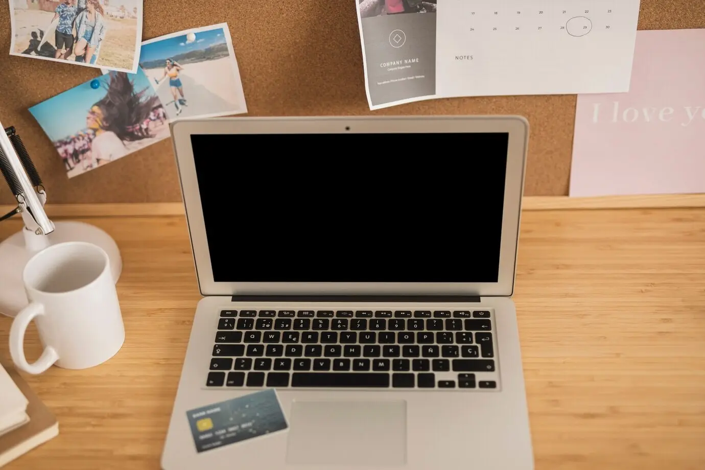 Вид с высокого ракурса на стол с ноутбуком